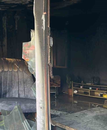 Çıkan yangında ev kullanılamaz hale geldi