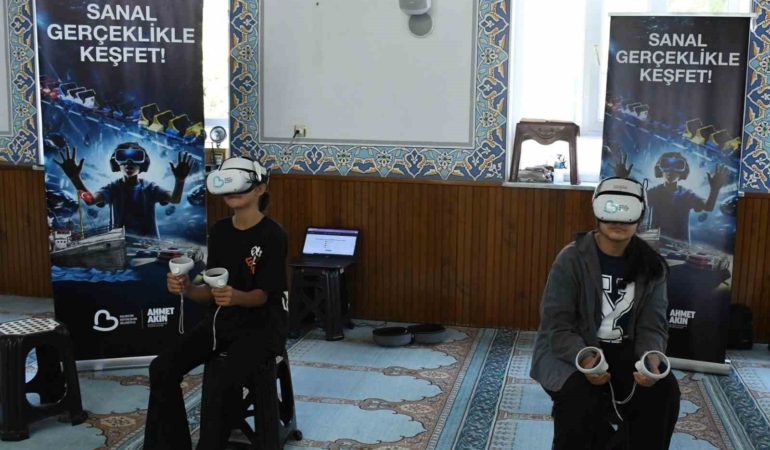 Çocuklar sanal gerçeklik gözlükleriyle Roller Coaster’a bindi