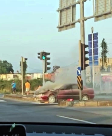 D-100’de otomobil alev aldı, yolu duman kapladı