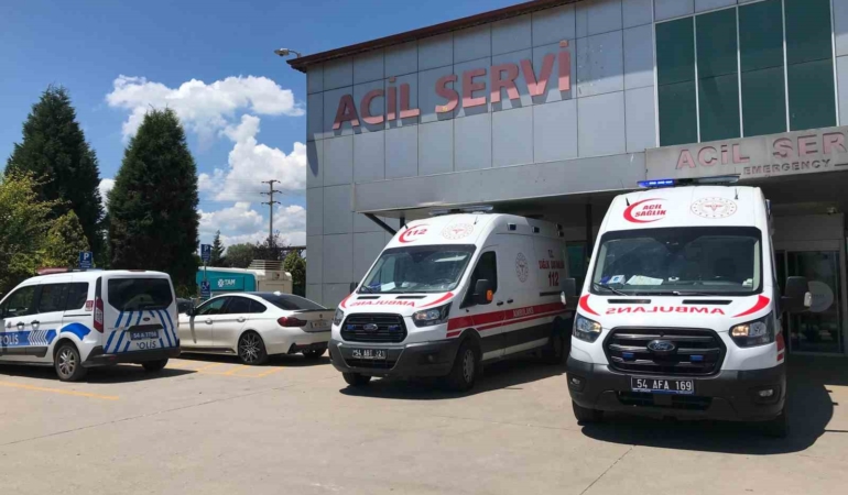 D-140’da motosikleti ile yolun karşısına geçmek isterken otomobil çarptı