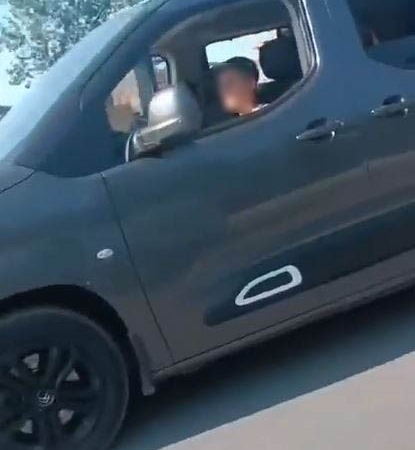 Dedesinin aracını kaçırarak trafiğe çıkan çocuk, polise yakalandı