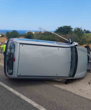 Devrilen araçtan burnu bile kanamadan çıktılar