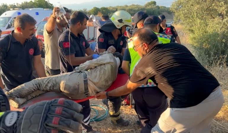 Devrilen kamyonette sıkışan 2 kişiyi itfaiye kurtardı