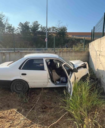 Direksiyon hakimiyetini kaybeden şoför duvara çarptı