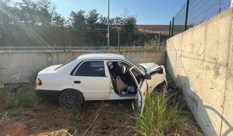 Direksiyon hakimiyetini kaybeden şoför duvara çarptı