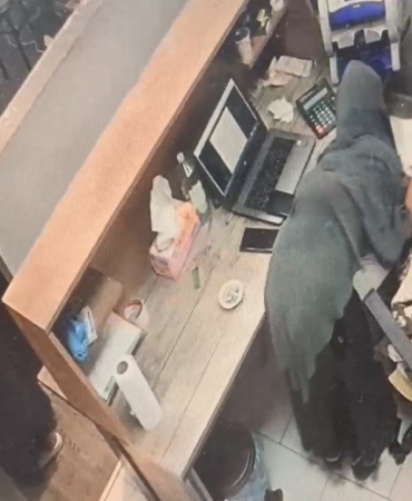 Dolar ve euroları çalarken suçüstü yakalandılar, ne yapacakları şaşırdılar