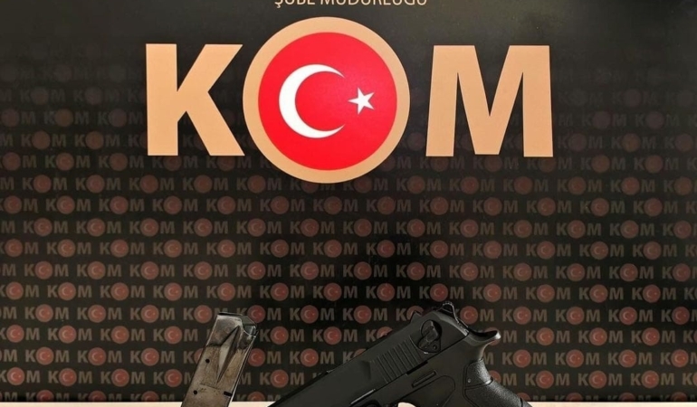 Durdurulan araçta silah çıktı