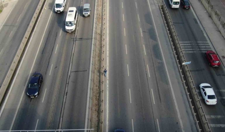 E-5 karayolunda her gün kilometrelerce yürüyen adam merak uyandırdı