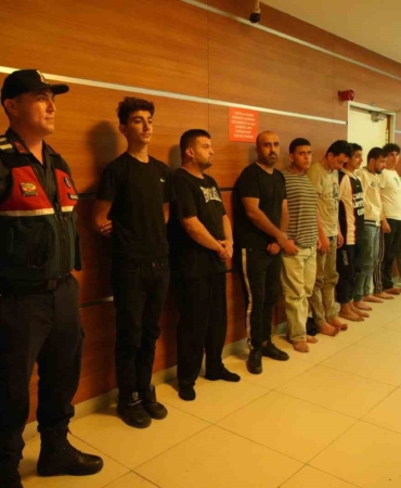 Edirne’de Bulgaristan’ın yalın ayak geri ittiği göçmenleri Jandarma kucakladı