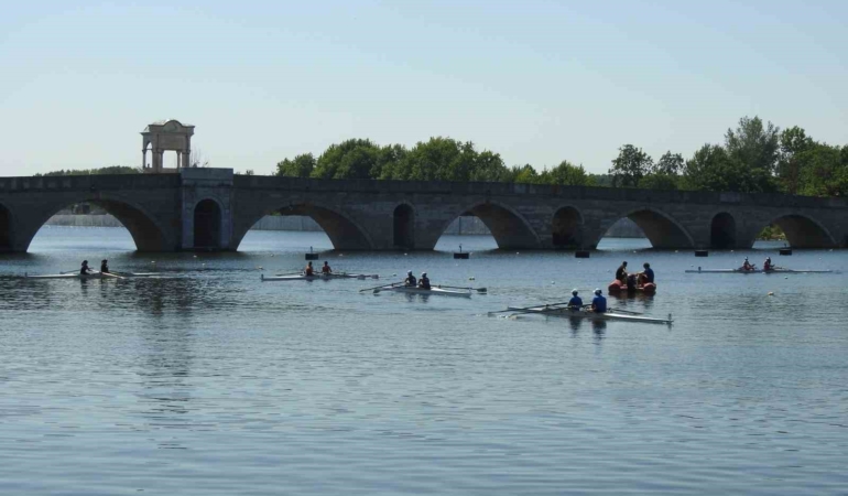 Edirne’deki Meriç Nehri’nde ilk resmi kürek yarışları başladı