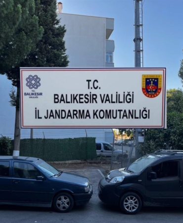 Edremit’te 13 düzensiz göçmen ve 2 organizatör jandarmaya yakalandı