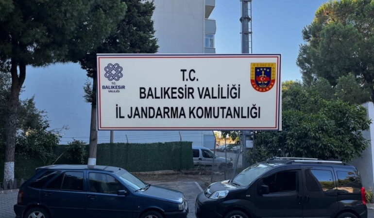 Edremit’te 13 düzensiz göçmen ve 2 organizatör jandarmaya yakalandı