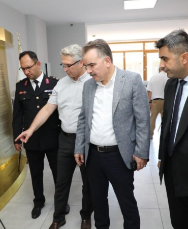 Edremit’te 15 Temmuz konulu fotoğraf sergisi açıldı