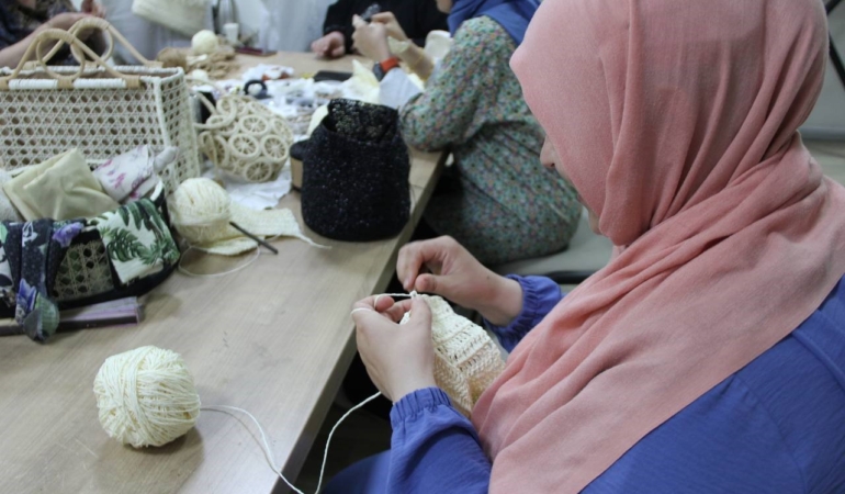 Engelsiz yaz kurslarına katılan annelerine çanta dikim eğitimi verildi