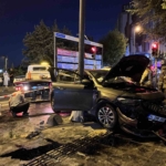 Esenler’de otomobil sürücüsü önce minibüse, ardından yayaya çarptı