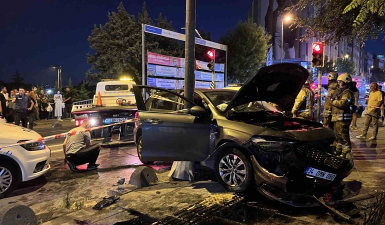 Esenler’de otomobil sürücüsü önce minibüse, ardından yayaya çarptı