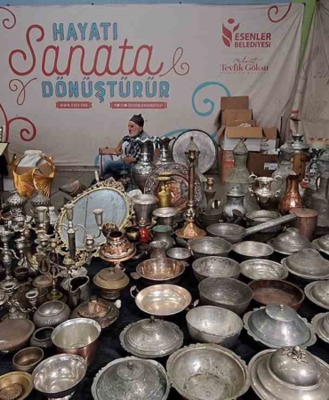 Esenler’deki Avas Antika Pazarı meraklılarını bekliyor