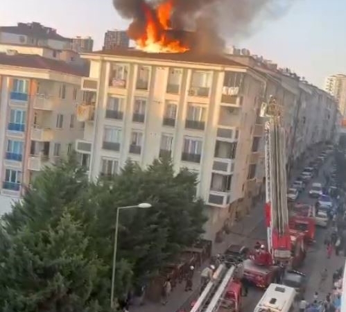 Esenyurt’ta 5 katlı binanın çatısı alev alev yandı