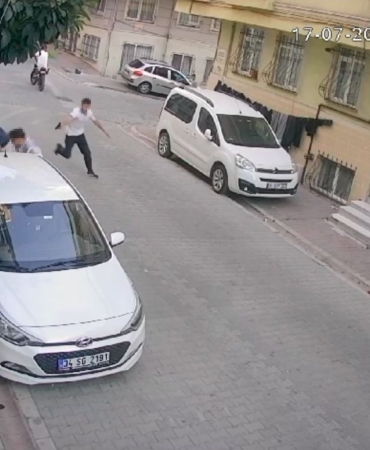 Esenyurt’ta dehşet anları kamerada: 2 kişiyi sokak ortasında silahla vurarak yaraladı