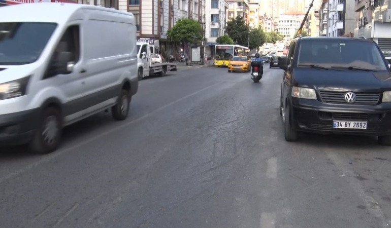 Esenyurt’ta kasklı saldırganlar oto yıkamayı kurşunladı; o anlar kamerada