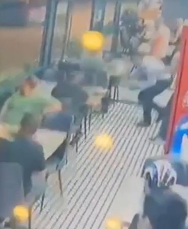 Esenyurt’ta motosikleti şahıslar, restorana ateş açtı: O anlar kamerada