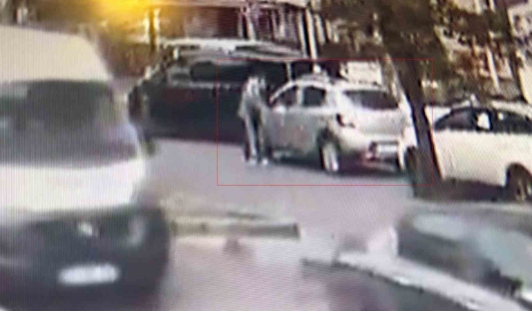 Esenyurt’ta sinyal kesici kullanarak açtığı araçtan 300 bin lira çalan hırsız kamerada