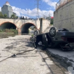 Esenyurt’ta yolu karıştıran sürücü dereye uçtu