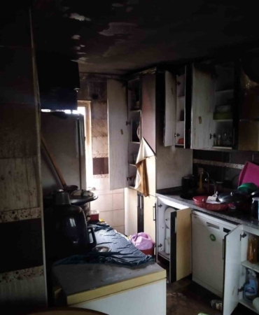 Evin mutfak kısmında çıkan yangın itfaiye ekiplerince söndürüldü