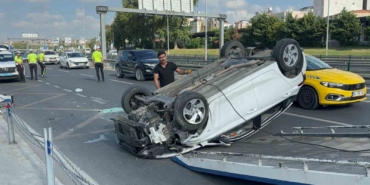 Fatih’te bariyerlere çarpan otomobil takla attı