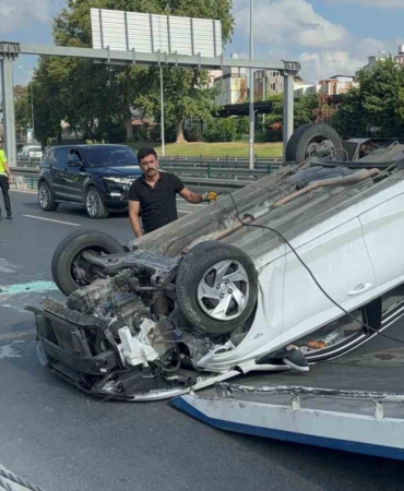 Fatih’te bariyerlere çarpan otomobil takla attı