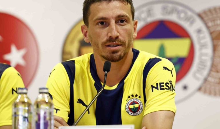 Fenerbahçe 7 futbolcu için imza töreni düzenledi
