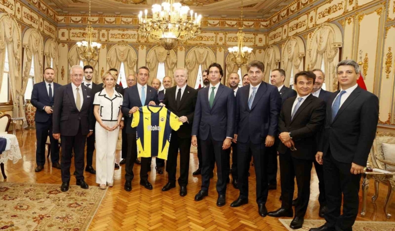 Fenerbahçe Başkanı Ali Koç ve Yönetim Kurulu Üyeleri, İstanbul Valisi Davut Gül’ü ziyaret etti