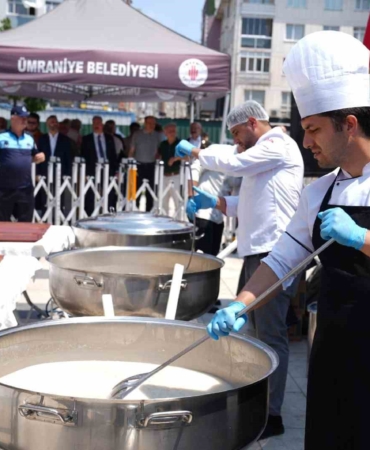 Geleneksel aşure ikramı binlerce kişiyi buluşturdu