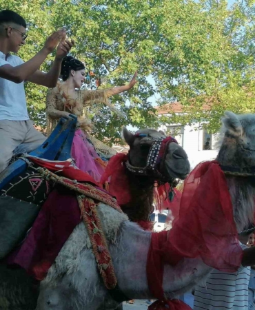 Gelin ve damat deve üzerinde Manyas turu yaptı