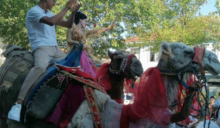 Gelin ve damat deve üzerinde Manyas turu yaptı