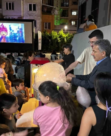 Gemlikli Çocuklara açık hava sineması