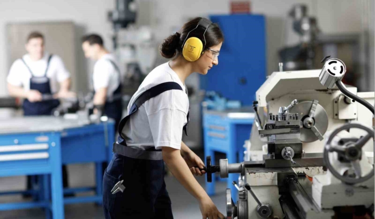 Gençler 11 ayda iş hayatına hazırlanıyor