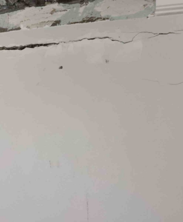 Güngören’de duvarlarında derin yarıklar oluşan bina tahliye edildi