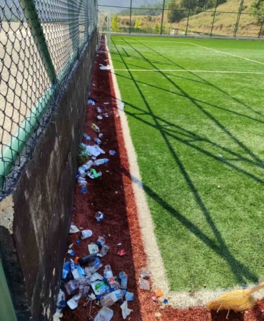 Halı saha içerisine bırakılan çöpler temizlendi