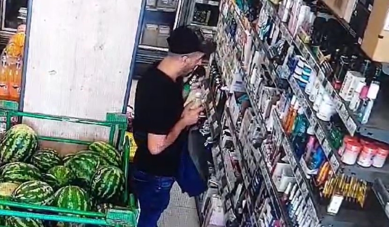 Havaların ısınması hırsızları da etkileri, deodorant seçip çalan şahıs kamerada