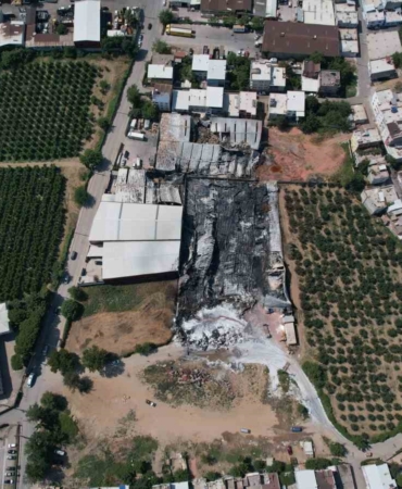 Hurdalar milyonluk fabrikaları küle çevirdi