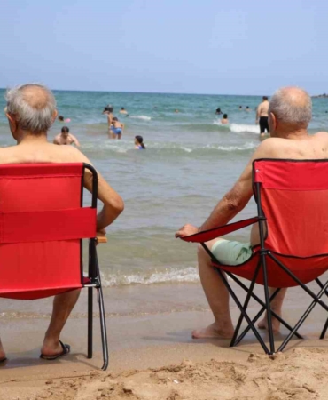 Huzurevi sakinleri serin sularla buluşturuldu