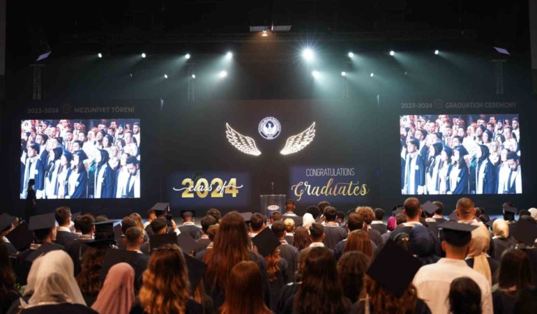 İGÜ’lü 9 bin 903 öğrenci mezuniyet keplerini attı