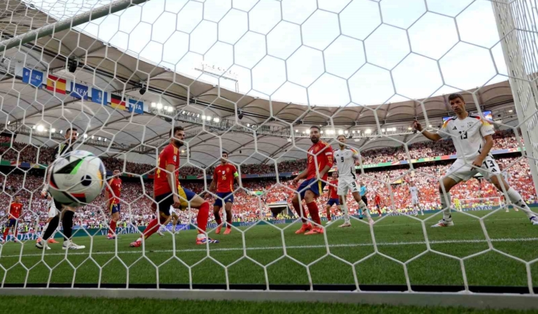 İlk yarı finalist İspanya