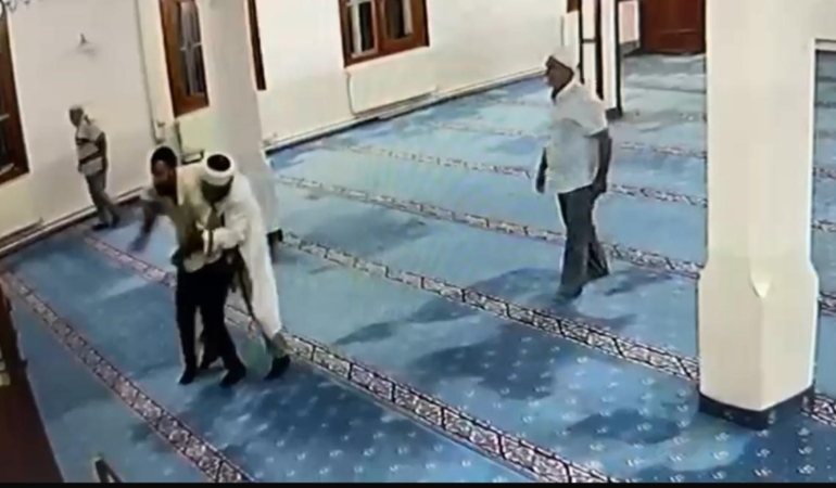 İmam camide kendine bıçakla zarar vermeye çalışan şahsa engel oldu