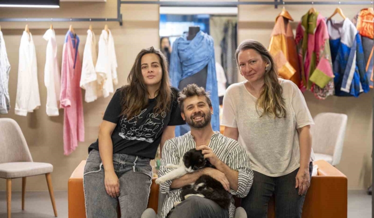 İngiliz Kraliçesi’nin portresini dokuttuğu ünlü modacı, genç yetenekleri yetiştirecek