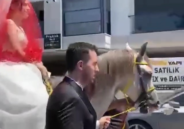 İstanbul’da at üstünde gelin alma geleneği yeniden yaşatıldı