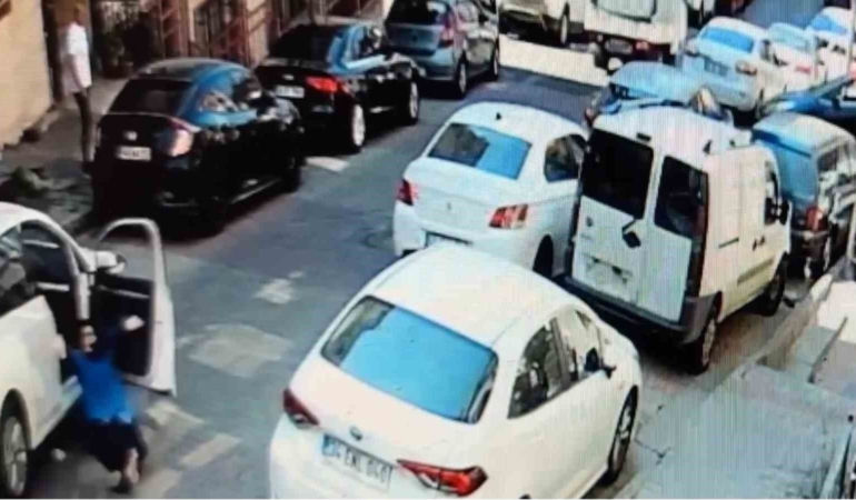 İstanbul’da dehşet anları kamerada: Kendini araçtan atan kadın metrelerce sürüklendi