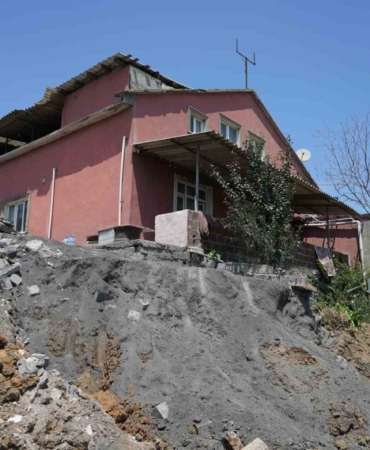 İstanbul’da maden sahasının ortasında kalan mahalleli uçurumun kenarında yaşıyor
