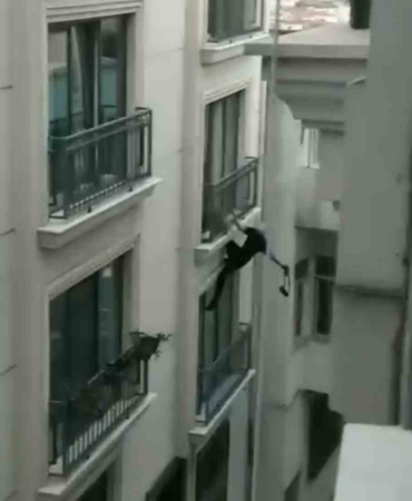 İstanbul’da “örümcek adam” gibi otele tırmanan hırsız kamerada